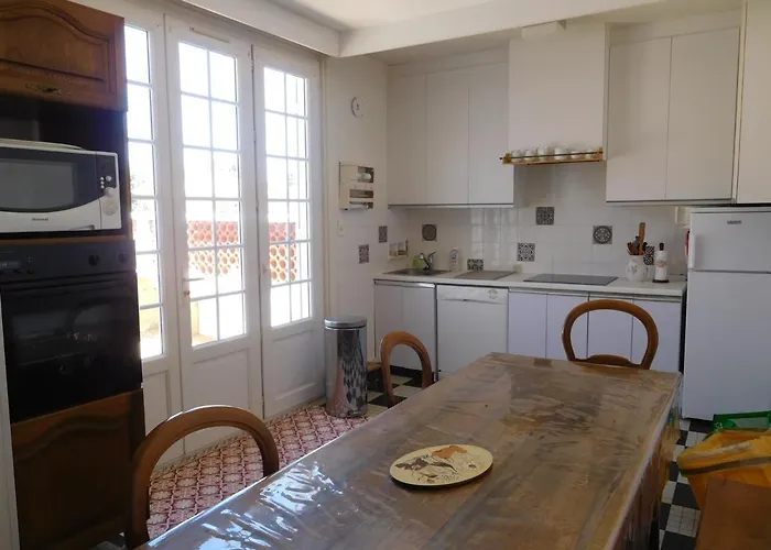 Hébergement de vacances Maison à 100m De La Plage, 6 Pers, équipement Complet, Patio&parking, Proche Centre-ville - Fr-1-476-186